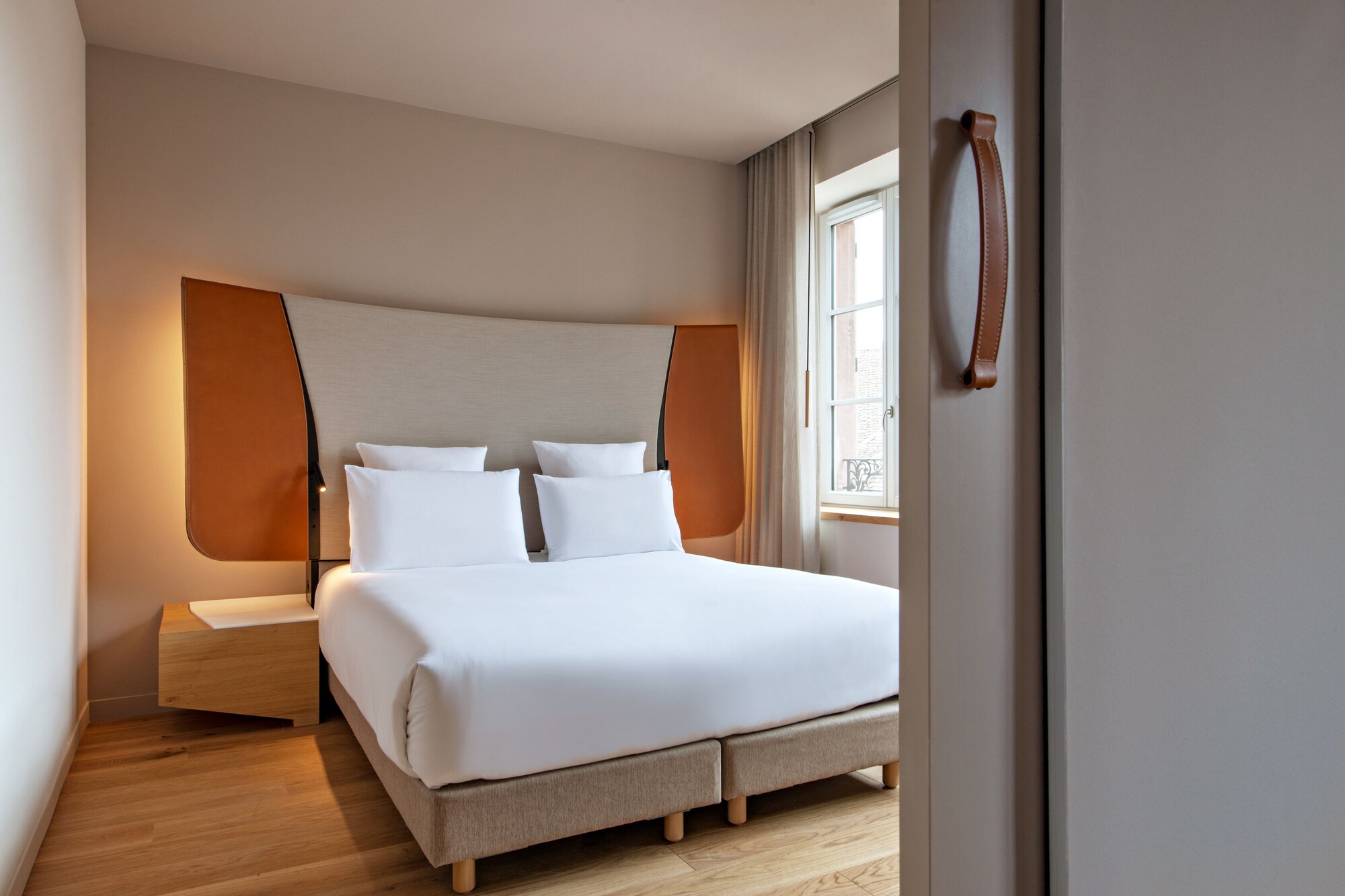 Suite, Queen Bed, Sofa