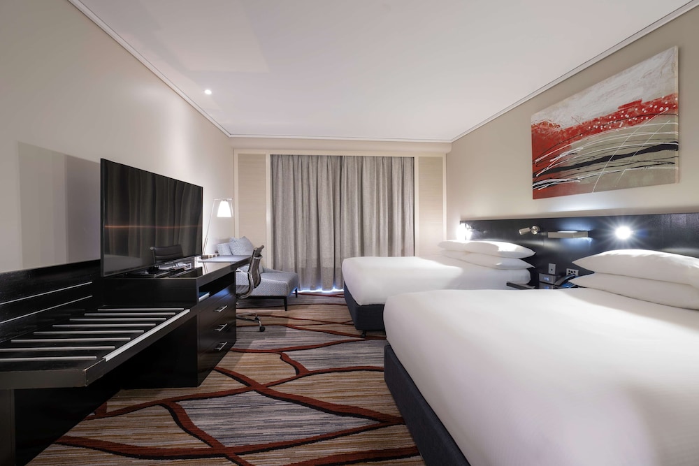 Hilton Cairns Hotel 12/85