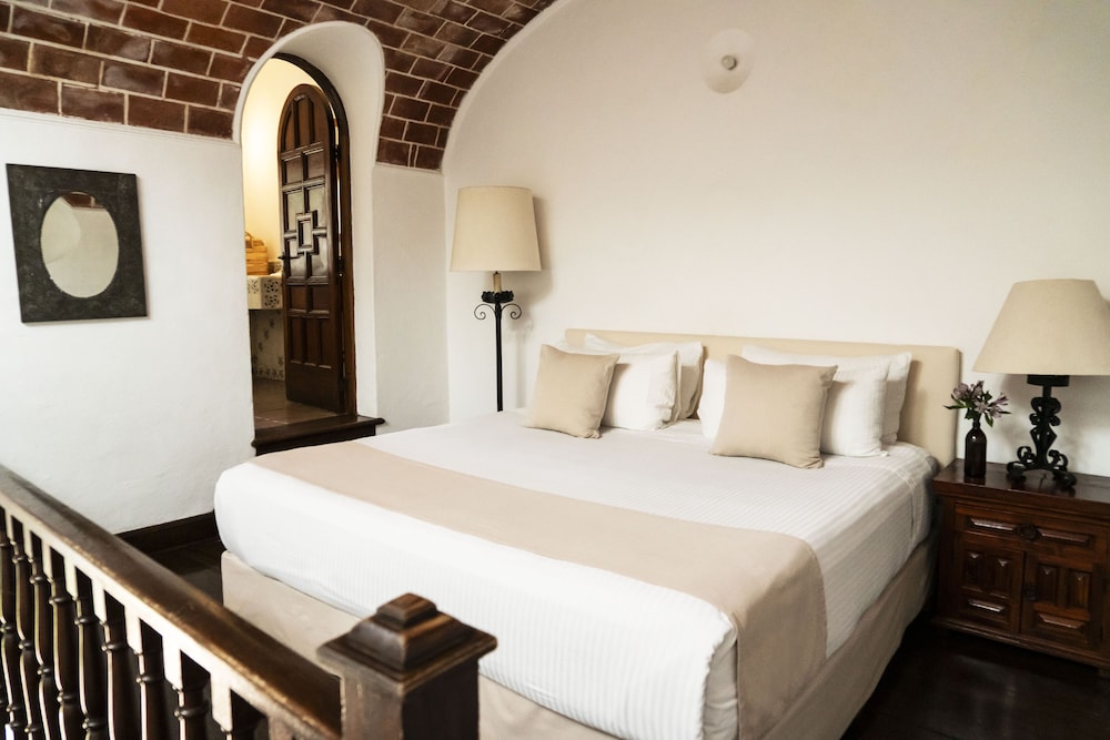 Family Suite, King and Twin Beds, 2 Bathrooms، Posada Del Tepozteco Hotel 2/3
