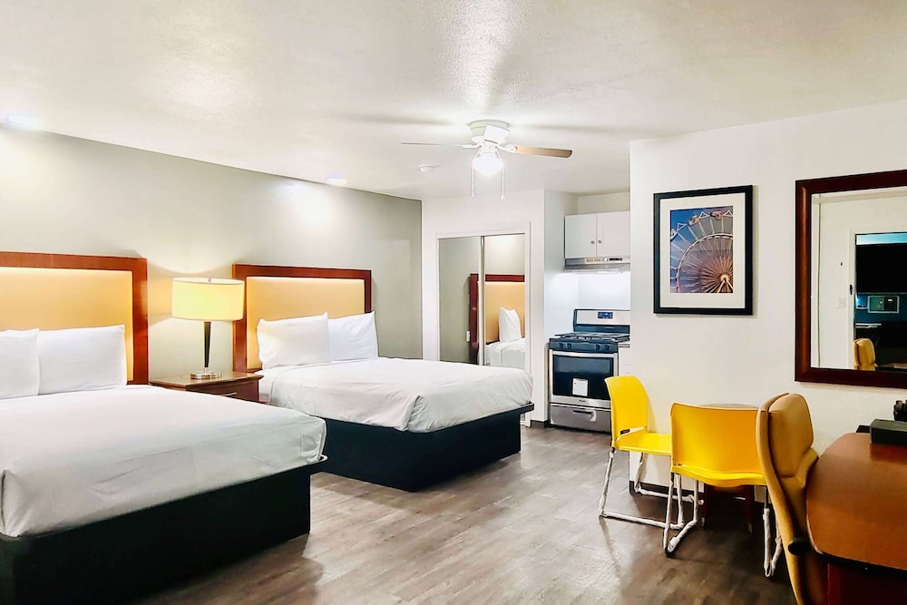 غرفة ديلوكس بسريرين مزدوجين، Oceanside Inn and Suites a Days Inn by Wyndham 2/3