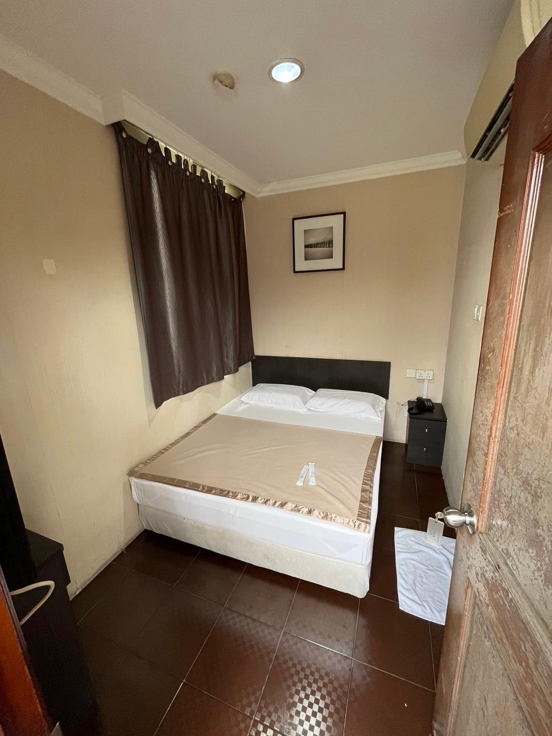 Standard, Queen Bed, No Window
