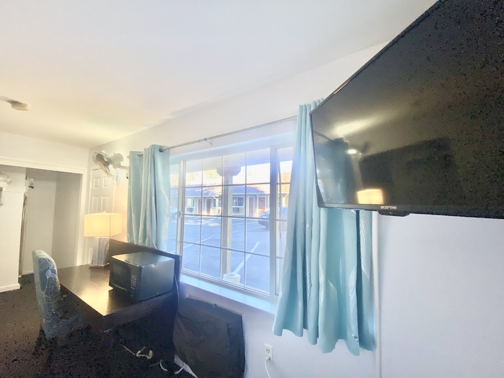 Bluebird Day Inn & Suites 42/68