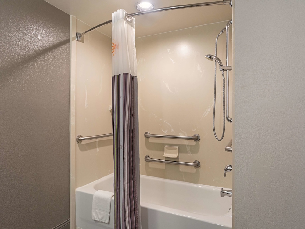 La Quinta Inn & Suites by Wyndham Baltimore BWI Airport 18/52