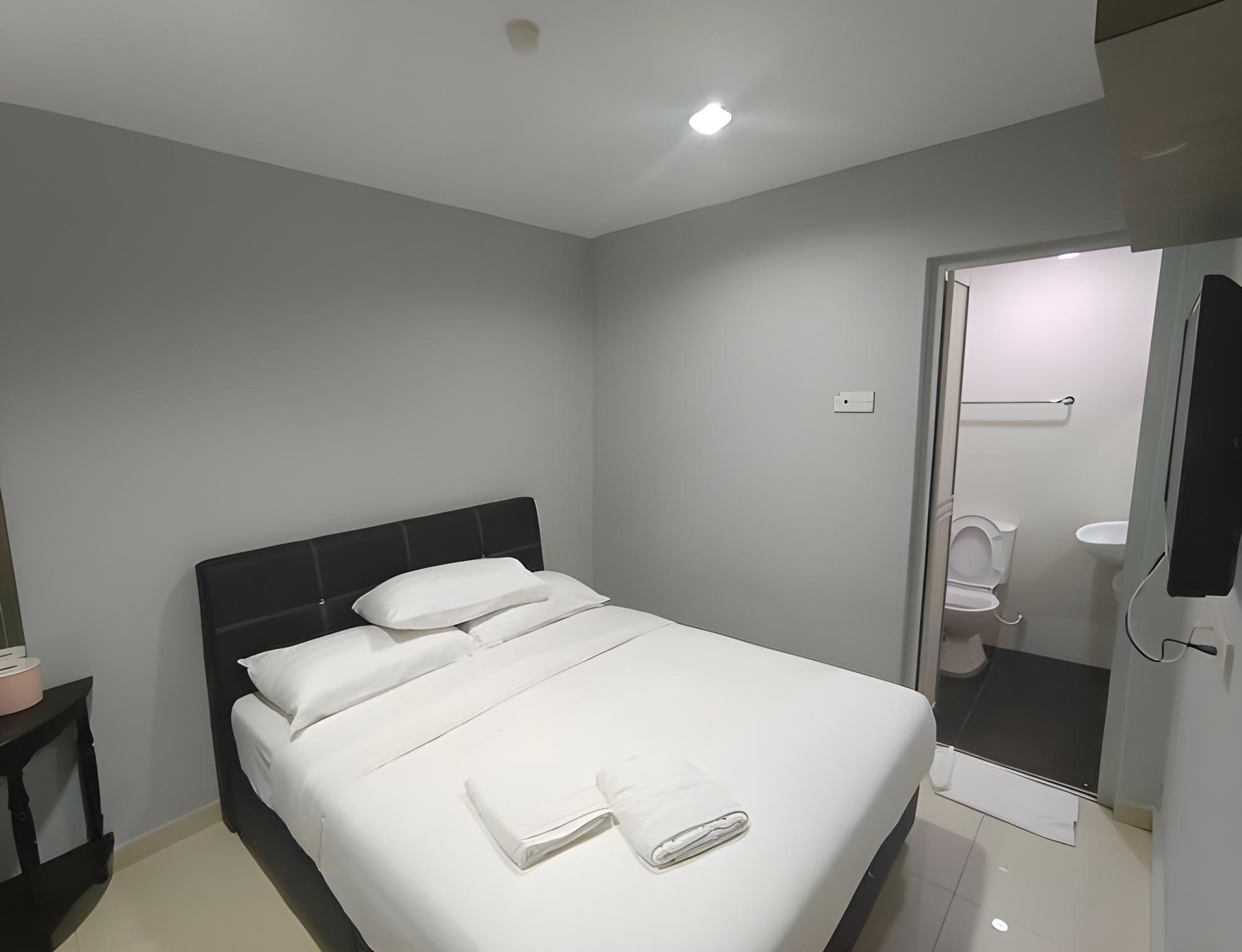 Standard, Queen Bed, No Window