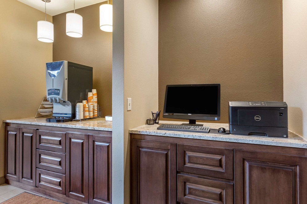 COMFORT INN & SUITES NEAR MT. RUSHMORE 29/34