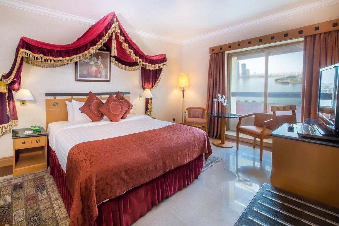 Hotel Holiday International Sharjah 7/25