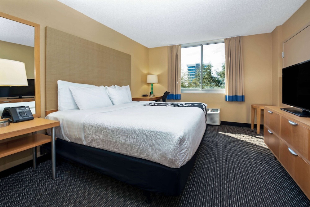 Room, Queen Bed, Bathtub, Accessible