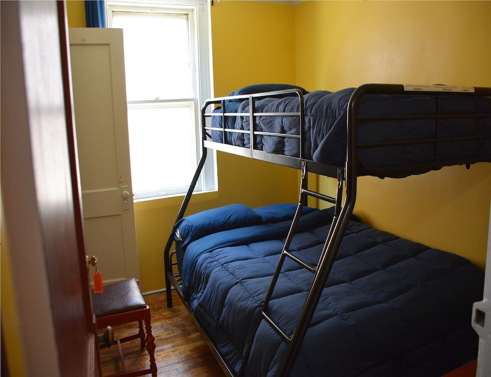 Hamtramck Hostel 18/33