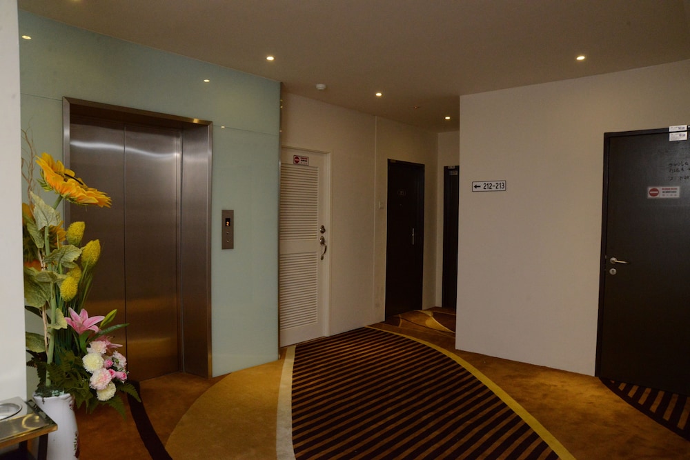 Elegant Hotel 4/45