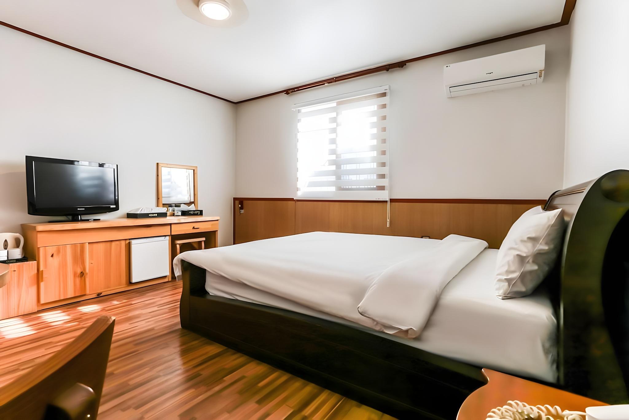 Standard, Double Bed, Mountain View, Old Building