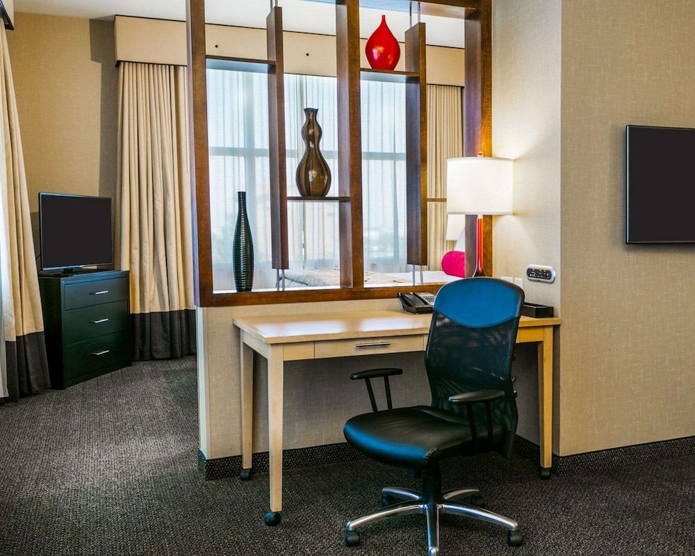 Cambria Hotel Denver International Airport 62/63