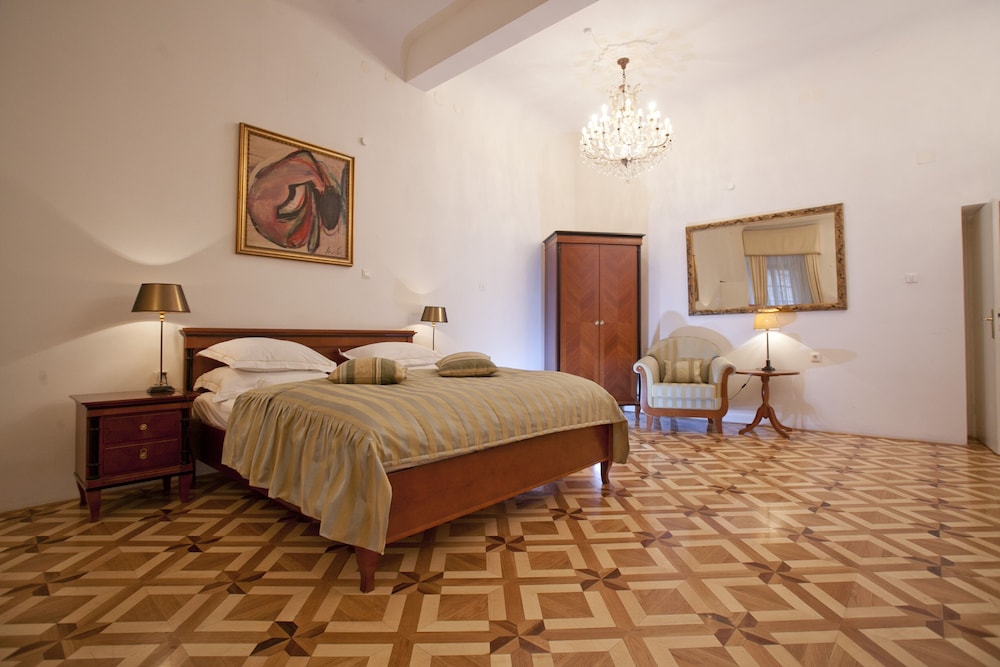 DELUXE, DOUBLE BED