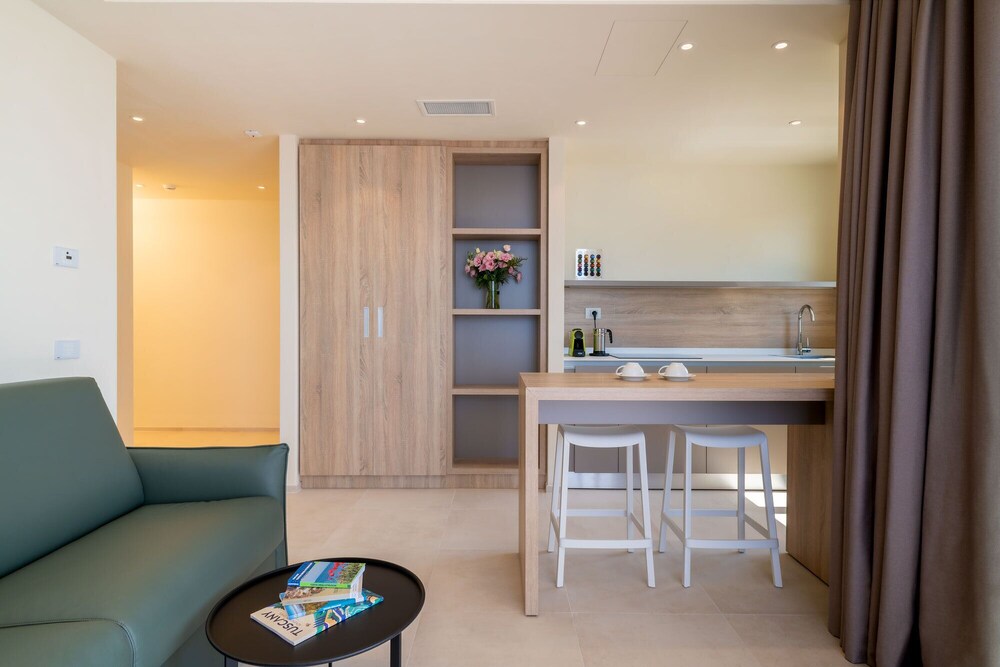 Palace Lido Hotel and Suites 4/33