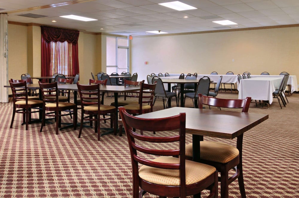 Days Inn by Wyndham Conneaut 39/47