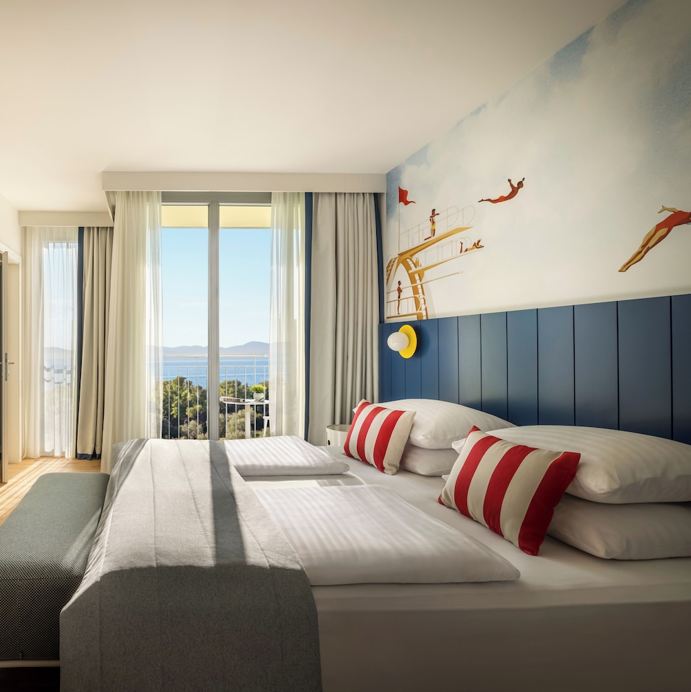Superior, Family, King and Twin Beds, Partial Sea View, Sea Side, Balcony