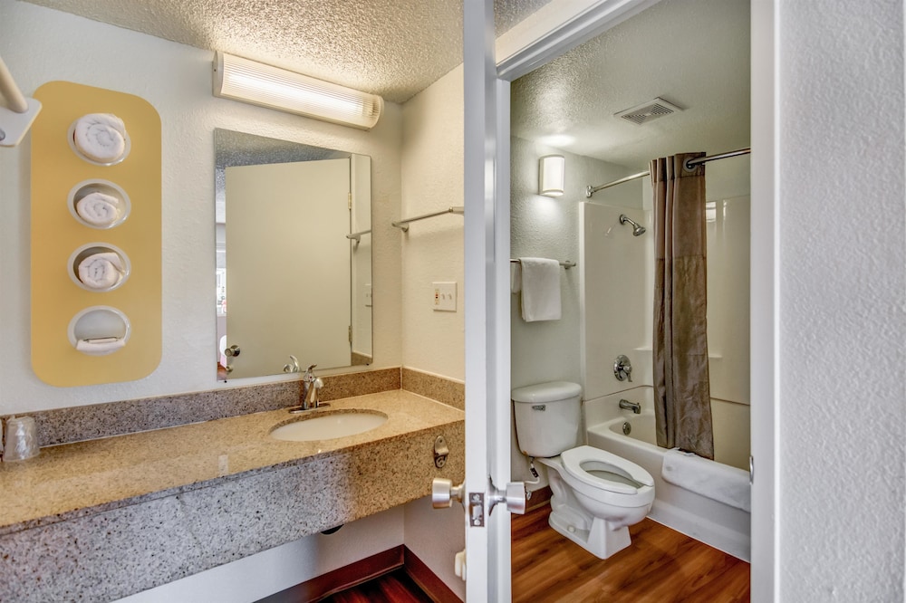 Motel6 Stockton, CA - North 45/46