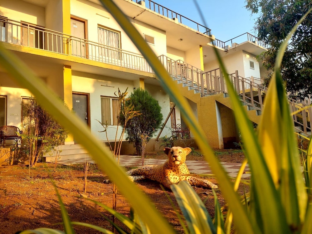 Gir Jungle Lodge 33/38