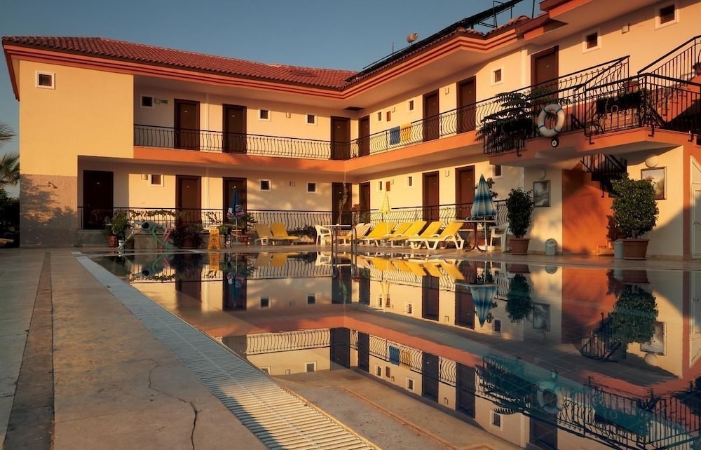 MOMS HOTEL 7/44