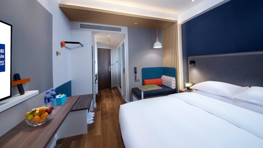Standard, King Bed, Extra Floor Space