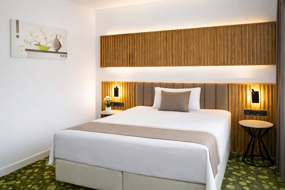 ROOM, SINGLE