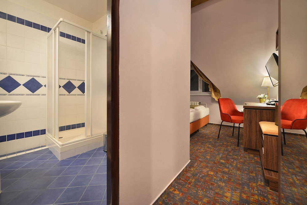 MAXIMILIAN LIFESTYLE RESORT 50/50