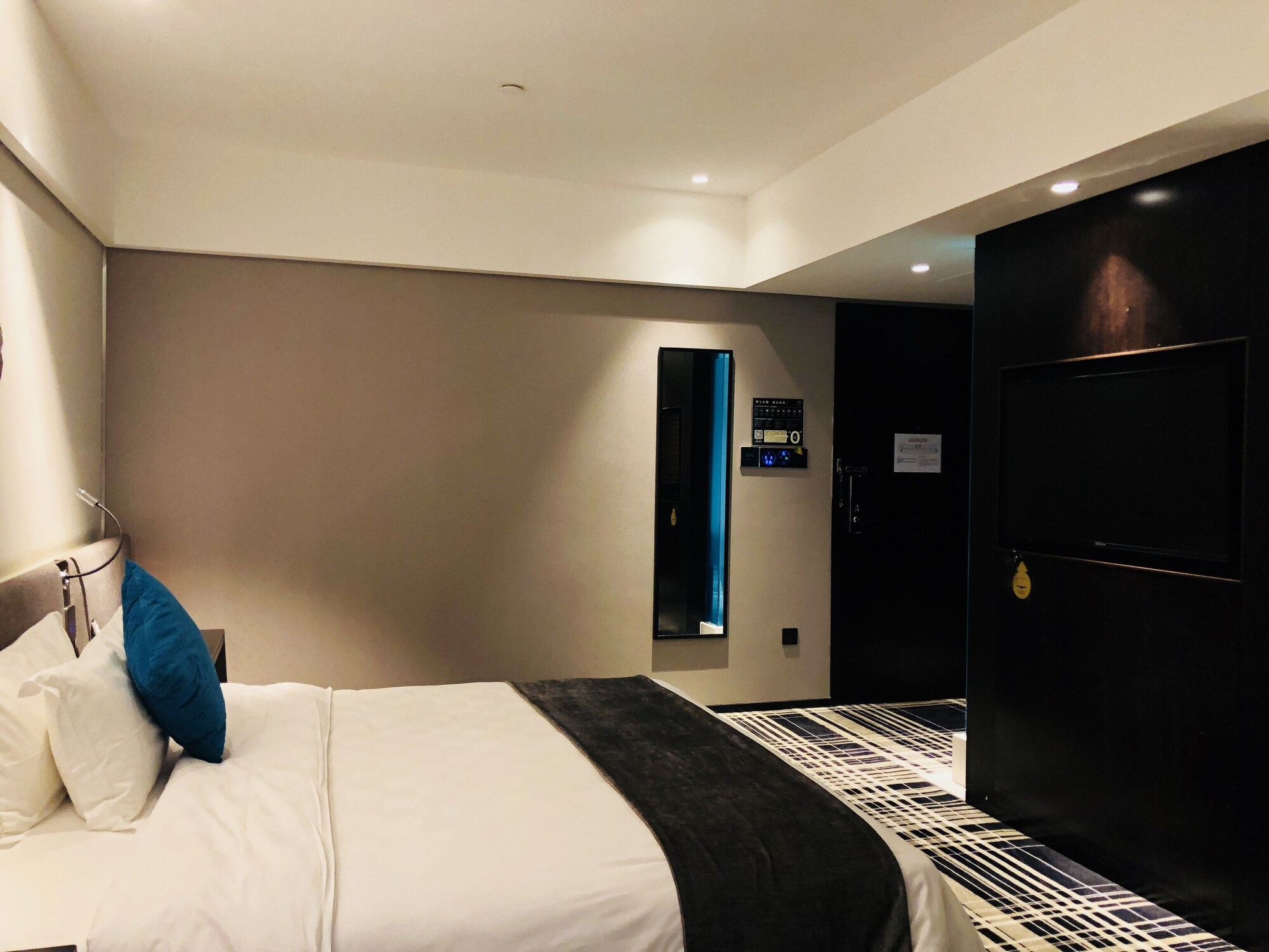 Plus, Queen Bed