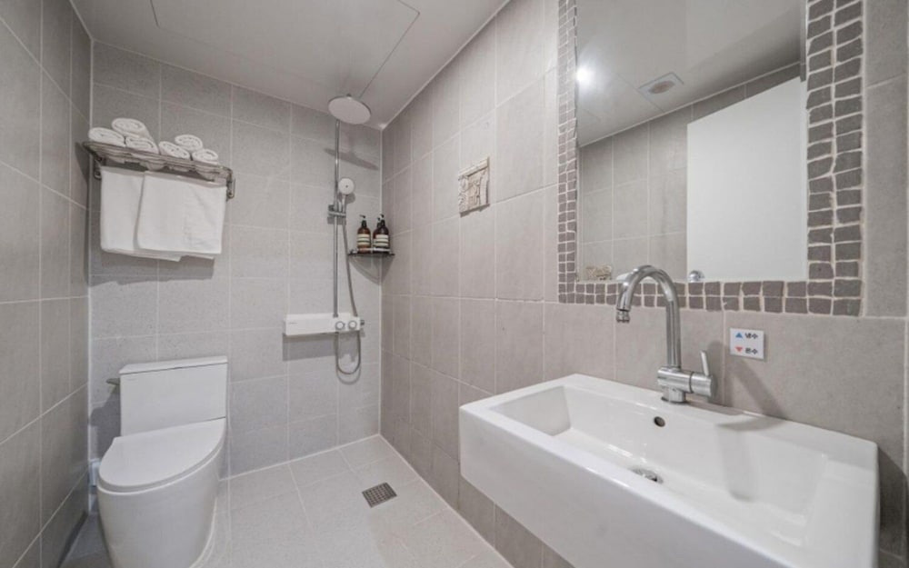 Incheon Airport Hotel Oceanside 74/75