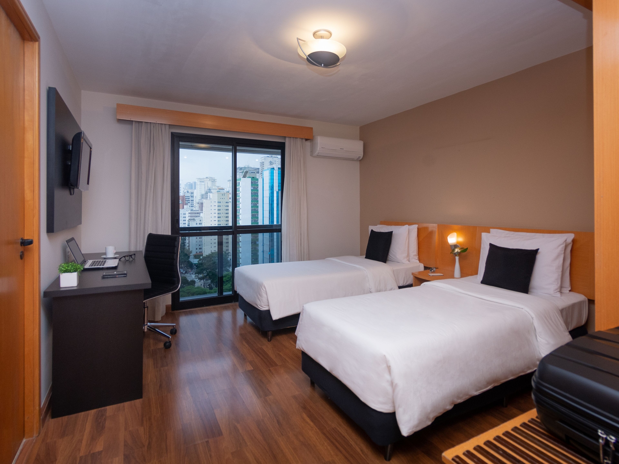 LUXURY, TWIN BEDS