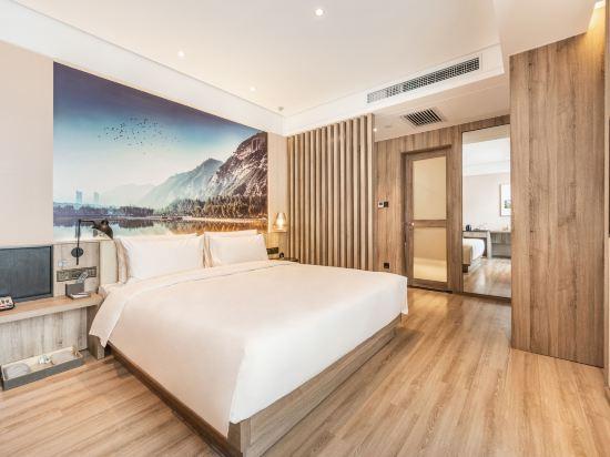 Elegant, Queen Bed