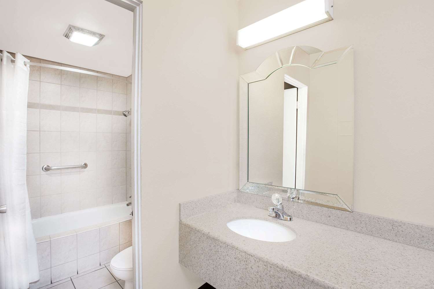 Travelodge By Wyndham Barstow 20/21