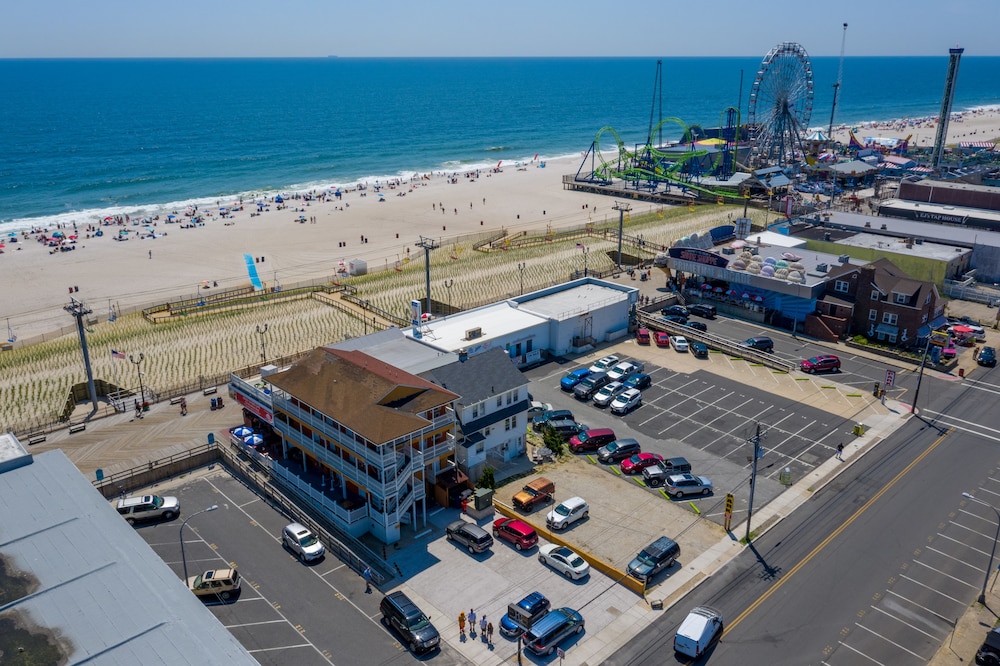 Boardwalk Hotel Charlee Beach House Rentals 40/50
