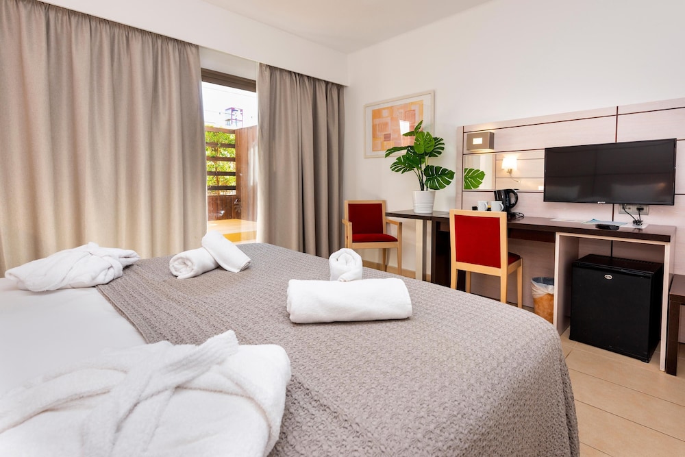 غرفة سوبيريور ديلوكس بسريرين منفصلين بشرفة، Hotel Puchet Ibiza 6/10
