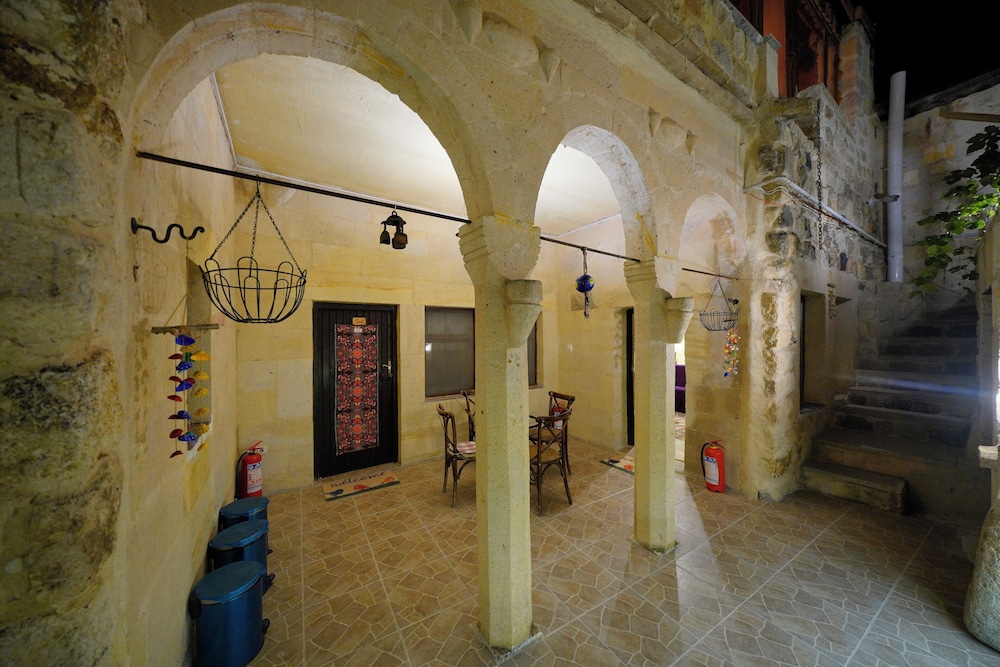 Antik Cave House 50/50
