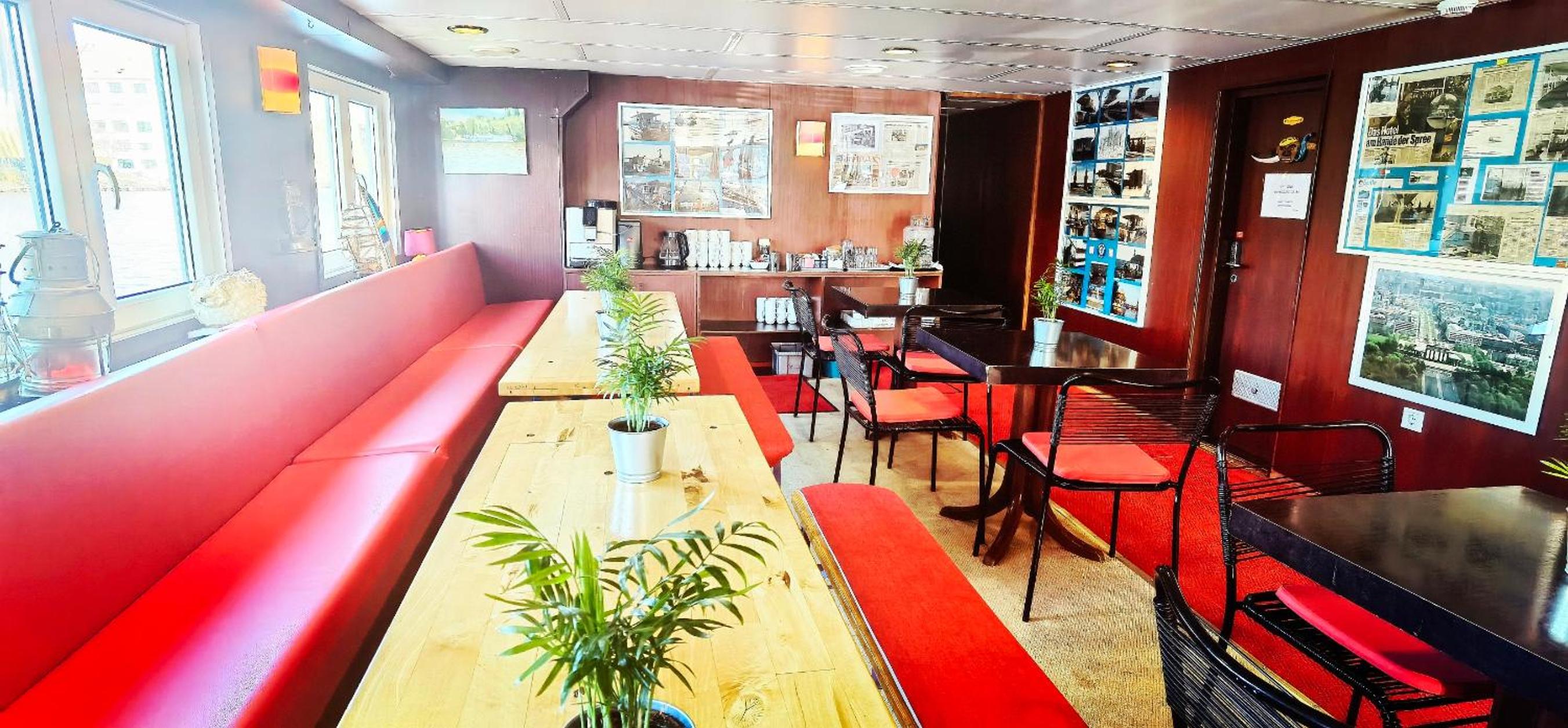 Eastern Comfort Hotel & Hostelboat 35/58