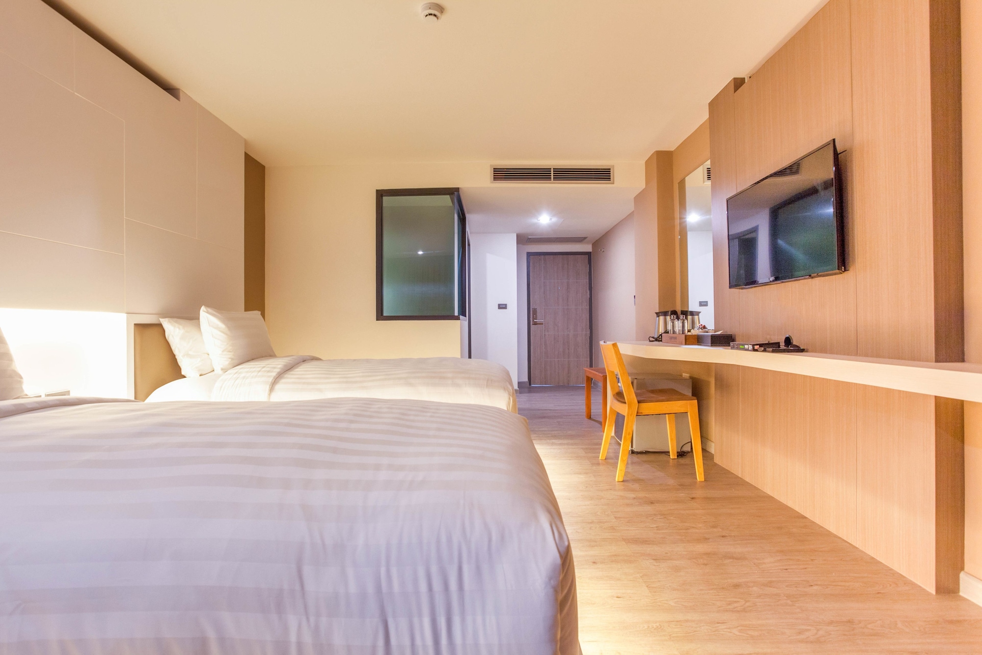 Signature, Twin Beds, Pool View