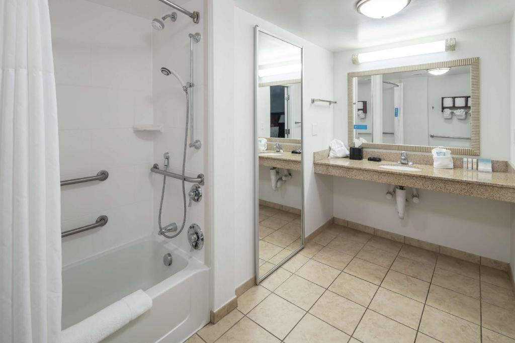 جناح بسرير كينج مع أريكة لذوي الإعاقة، Hampton Inn & Suites Panama City Beach-Pier Park Area 4/6
