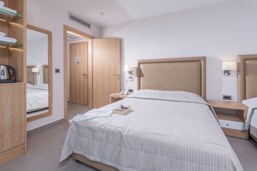 2 Bedrooms, Family, 2 Double Beds, Cactus Beach Hotel 4/9