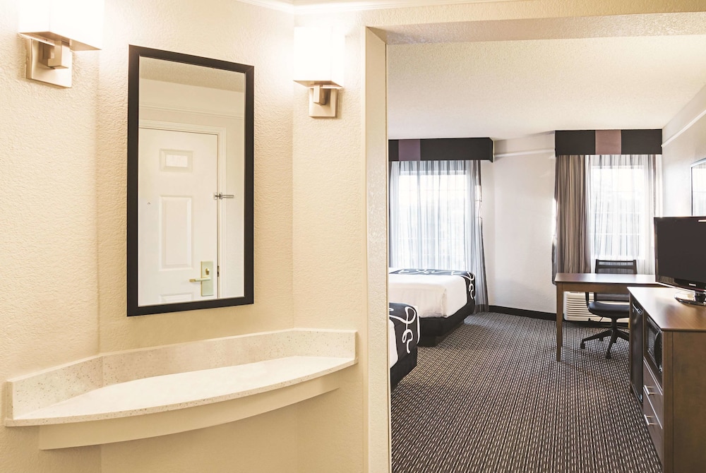 La Quinta Inn & Suites by Wyndham Fort Worth North 33/45