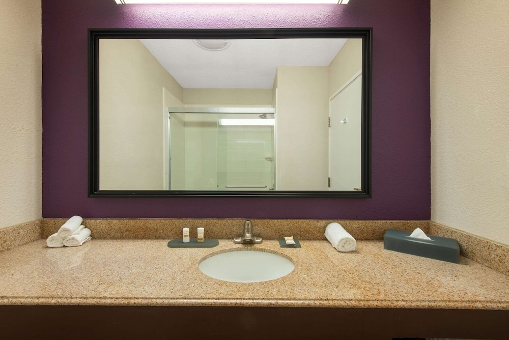 La Quinta Inn & Suites by Wyndham Erie 25/51