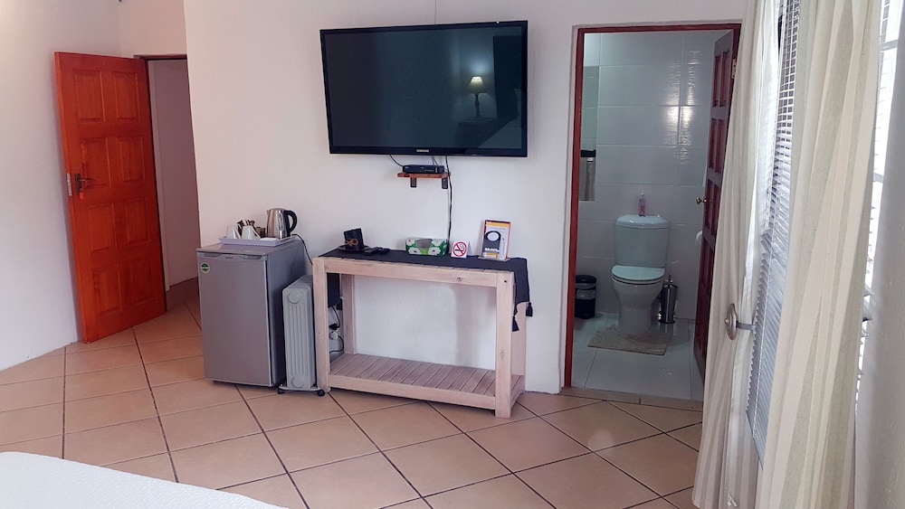 Six Valk Avenue Self Catering Guest House 17/50