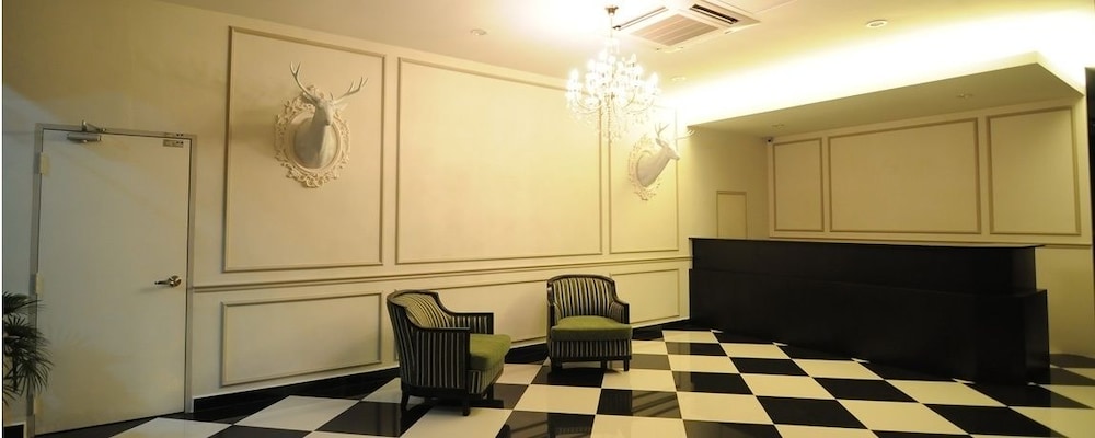 Luscious Hotel 8/38