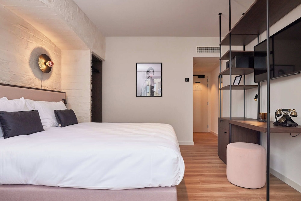 Comfort, Queen Bed, Back Side