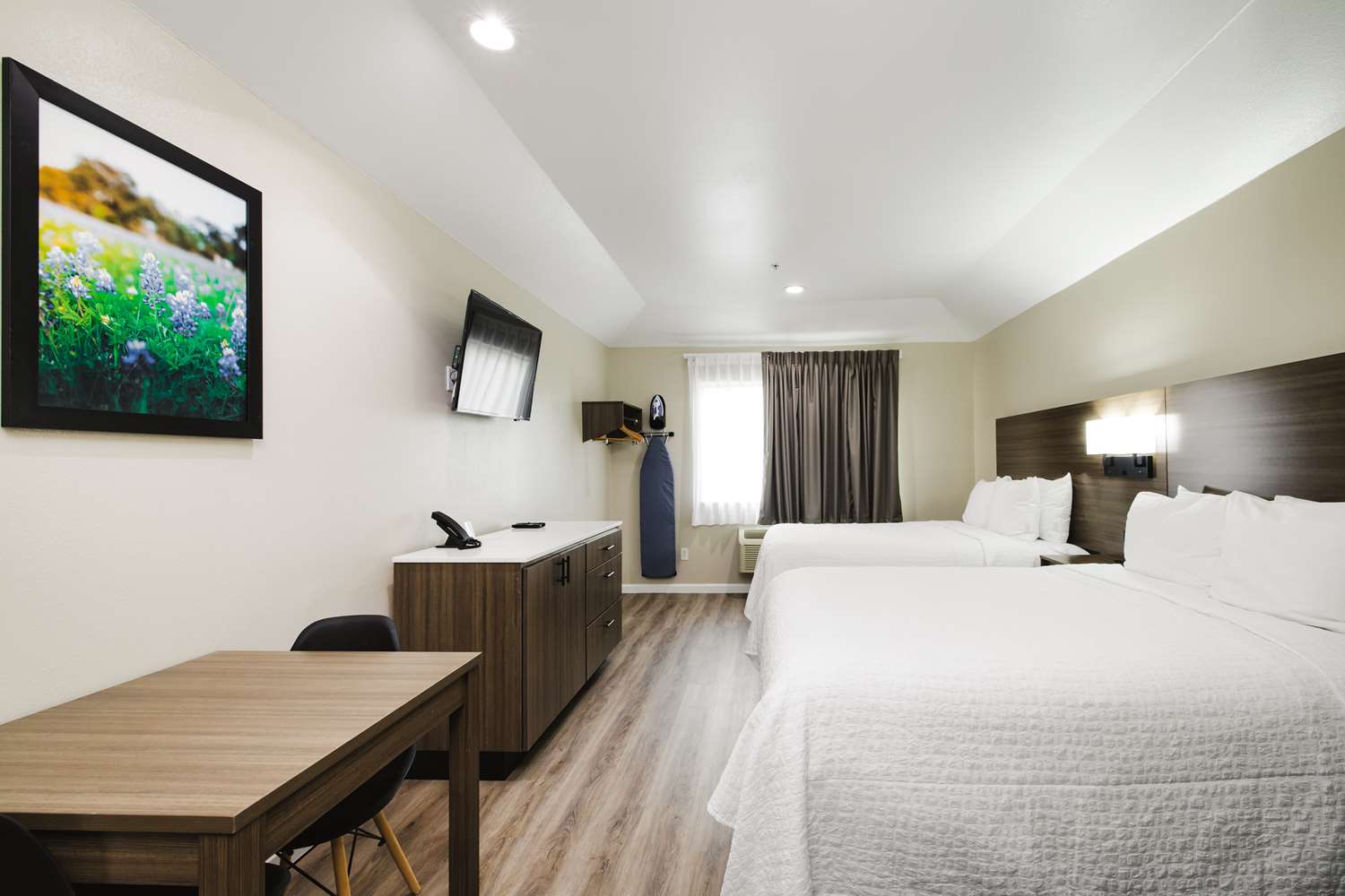 غرفة بسريرين كوين بمطبخ صغير، SureStay Studio by Best Western Conroe Downtown 4/9