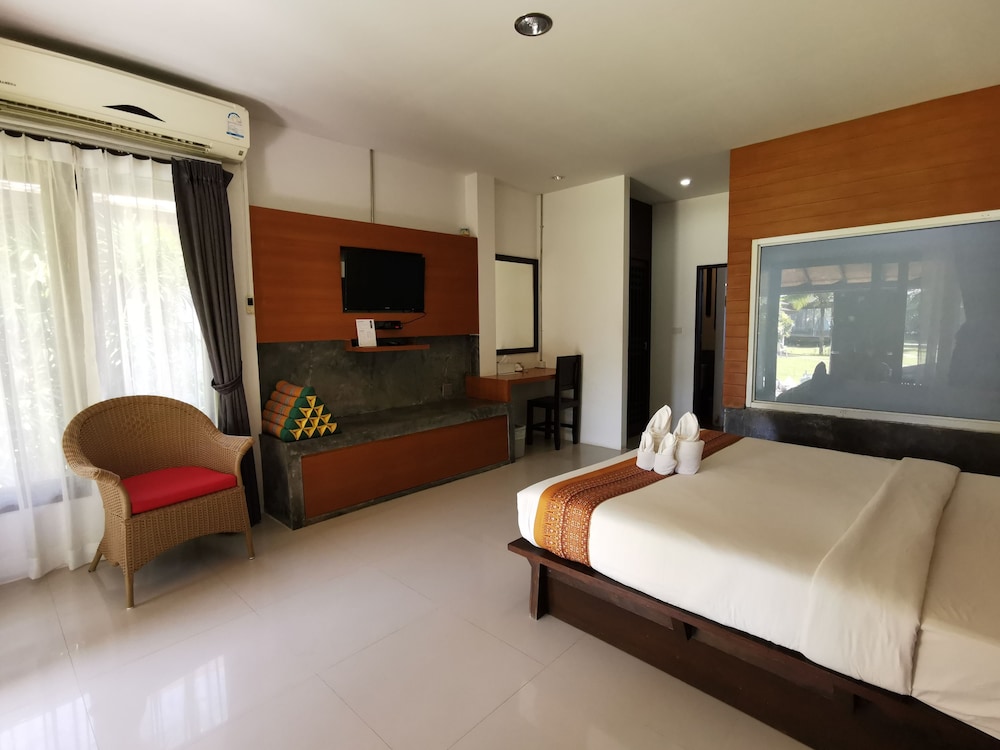 Nana Beach Hotel 11/80
