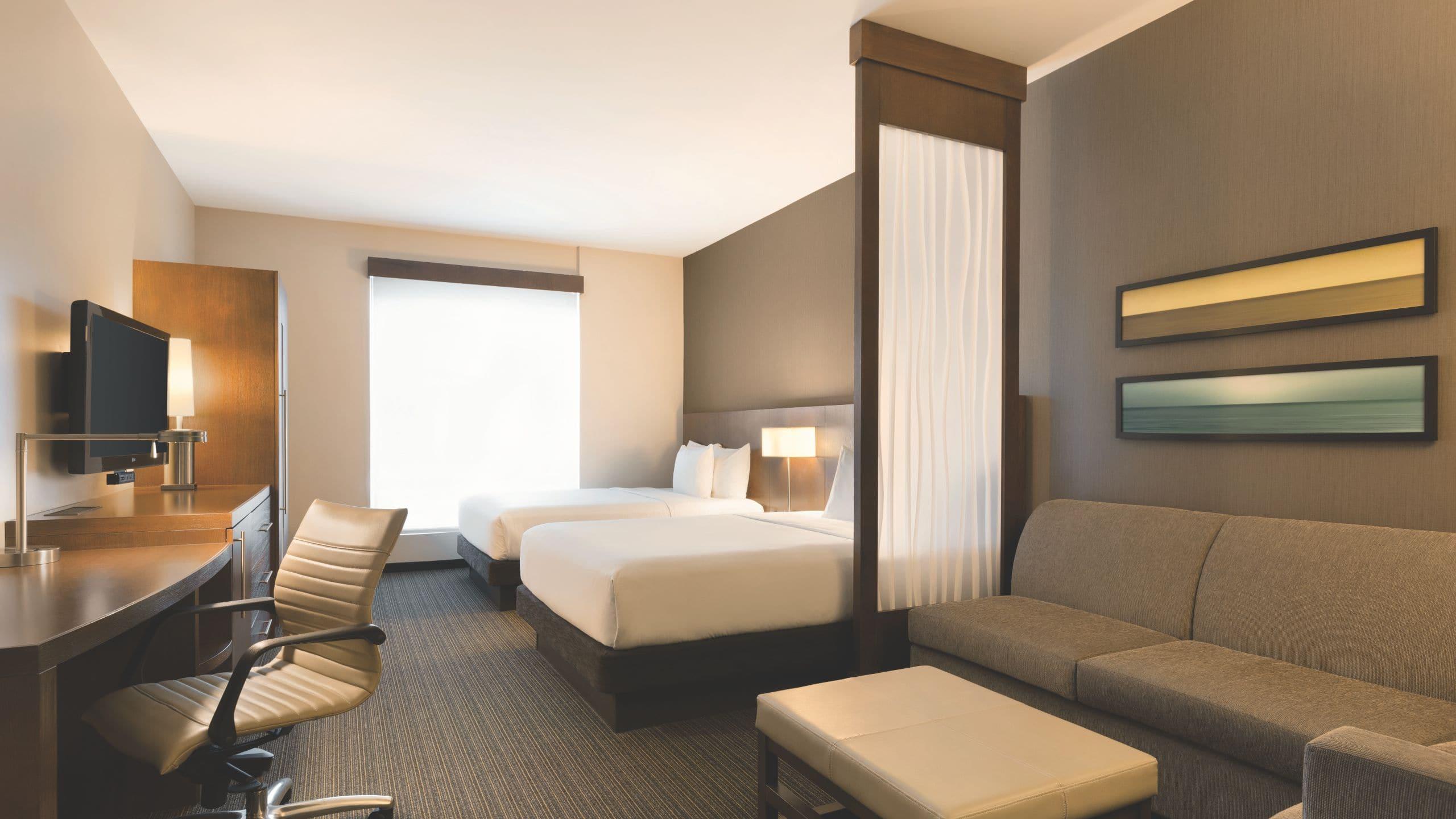 غرفة بسريرين كوين مع أريكة