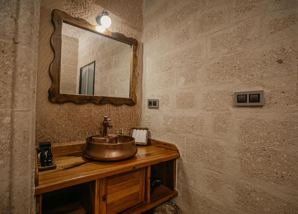 جناح جونيور، Misty Cave Hotel 4/8