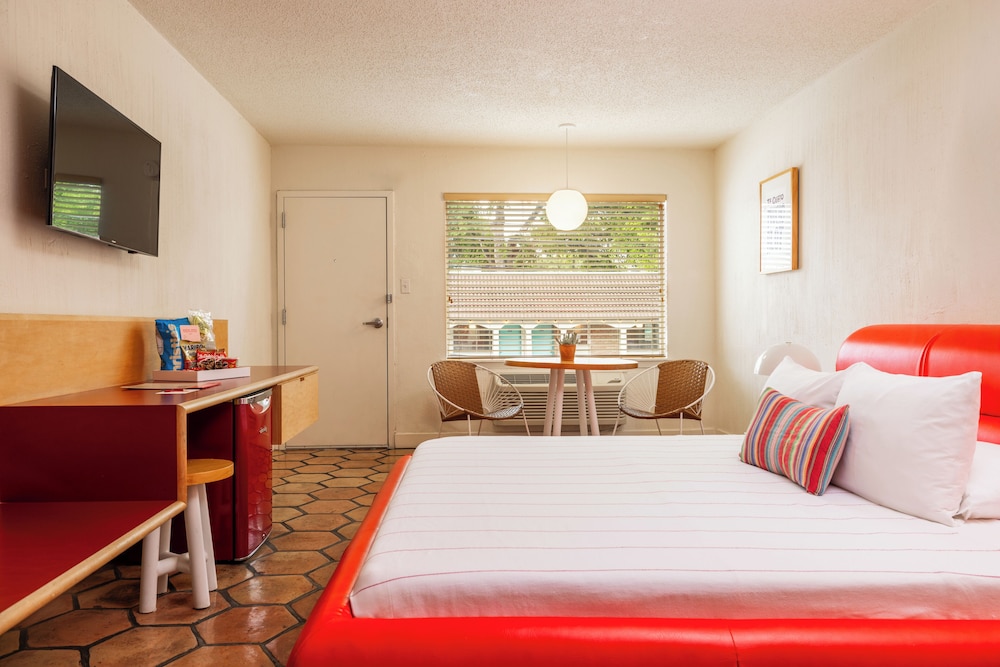 ROOM, KING BED