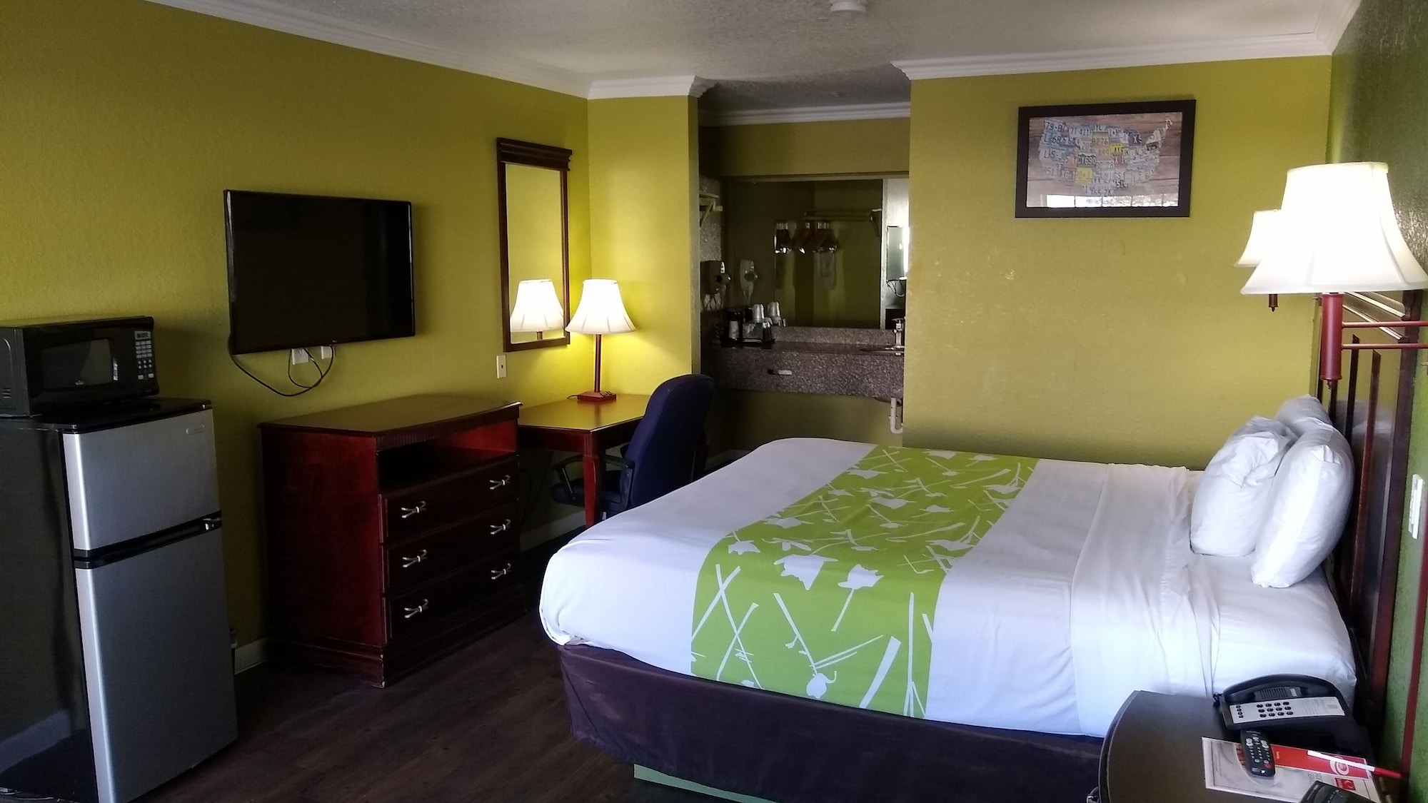 DELUXE, KING BED, SMOKING