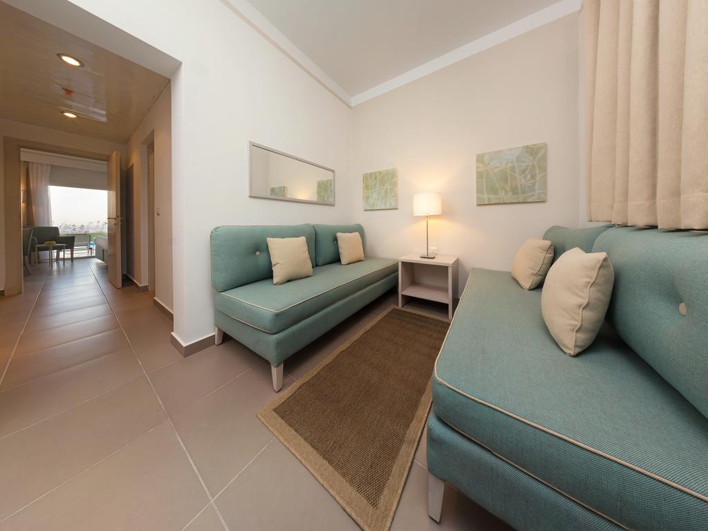 FAMILY POOL VIEW ROOM