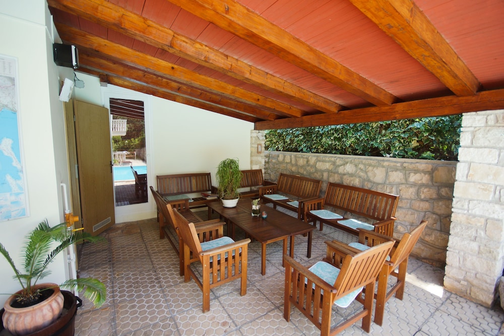 APARTMENTS AND ROOMS DEGRA 28/49